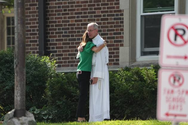 August 27, 2025, Minneapolis, Minnesota, USA: Members of the church comfort one another after shooting at Annunciation Church in Minneapolis. Minneapolis USA - ZUMAm67_ 20250827_zaf_m67_008 Copyright: xReneexJonesxSchneiderx
