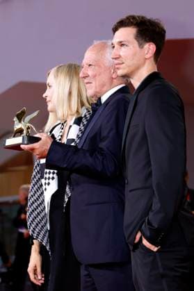 Werner Herzog with his wife Lena Herzog and son Simon Herzog and the Golden Lion for his lifes work at the Biennale di Venezia 2025 82 Venice International Film Festival at the Palazzo del Cinema Venice, 27 08 2025 Foto:xD.xBedrosianx xFuturexImagex herzog_5807