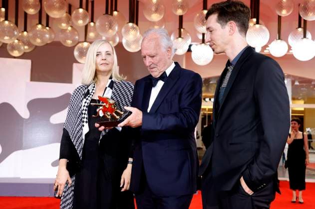 Werner Herzog with his wife Lena Herzog and son Simon Herzog and the Golden Lion for his lifes work at the Biennale di Venezia 2025 82 Venice International Film Festival at the Palazzo del Cinema Venice, 27 08 2025 Foto:xD.xBedrosianx xFuturexImagex herzog_5809