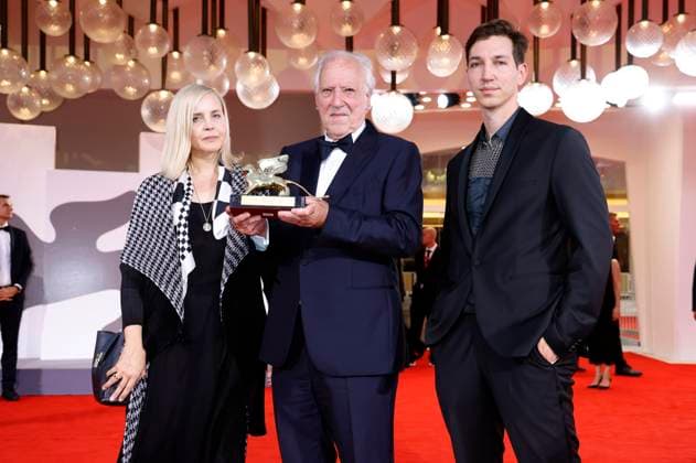 Werner Herzog with his wife Lena Herzog and son Simon Herzog and the Golden Lion for his lifes work at the Biennale di Venezia 2025 82 Venice International Film Festival at the Palazzo del Cinema Venice, 27 08 2025 Foto:xD.xBedrosianx xFuturexImagex herzog_5810