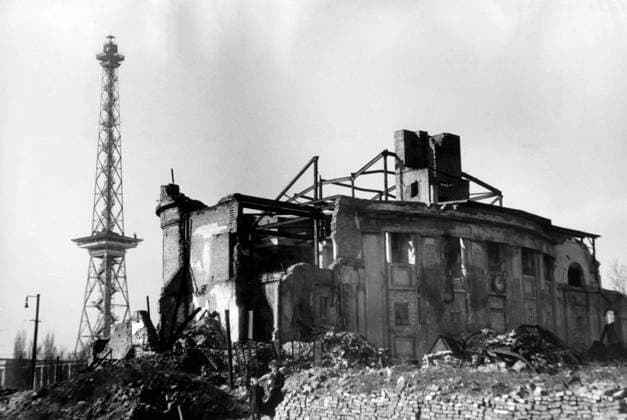 Funkturm Berlin Ruine eines Gebäudes am Berliner Funkturm inmitten von Trümmern, um 1947 48., Berlin Berlin Deutschland Copyright: xUnitedxArchives M-VerlagxBerlin MVB_34000039 EDITORIAL USE ONLY