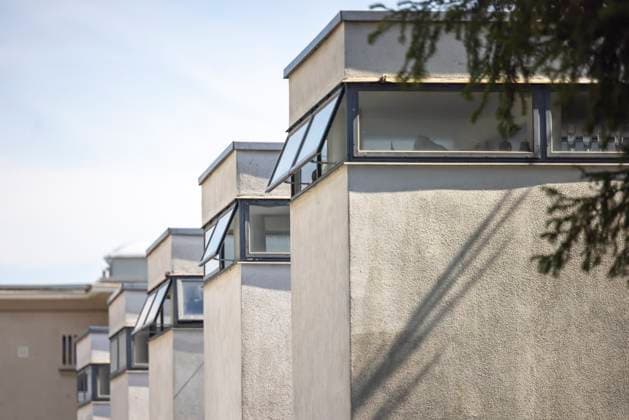 Weißenhofsiedlung auf dem Killesberg in Stuttgart. Haus 5 - 9 von Architekt Jacobus Johannes Pieter Oud. Die Werkbundsiedlung wurde 1927 vom Deutschen Werkbund unter der Leitung von Ludwig Mies van der Rohe von führenden Vertretern des Neuen Bauens errichtet, teilweise unter Verwendung experimenteller Materialien. 26.08.2025. Stuttgart, Baden-Württemberg, Deutschland *** Weißenhofsiedlung on the Killesberg in Stuttgart House 5 9 by architect Jacobus Johannes Pieter Oud The Werkbund Estate was built in 1927 by the Deutscher Werkbund under the direction of Ludwig Mies van der Rohe by leading representatives of Neues Bauen, partly using experimental materials 26 08 2025 Stuttgart, Baden Württemberg, Germany