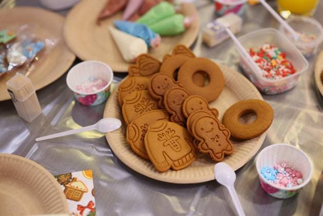 IMAGO Creative, Weihnachten, Food, Backen, Lebkuchen Delightful Festive Gingerbread Cookies topped with Colorful Decorations and Icing Galore A delightful and beautiful arrangement of gingerbread cookies surrounded by fun and colorful toppings galore, 63639040.jpg RECORD DATE NOT STATED