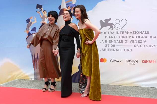 Teona Strugar Mitevska, Noomi Rapace und Sylvia Hoeks bei der Premiere des Kinofilms Mother auf der Biennale di Venezia 2025 82. Internationale Filmfestspiele von Venedig im Sala Darsena. Venedig, 27.08.2025 Foto:xA.xM.xTinghinox xFuturexImagex mother_5830
