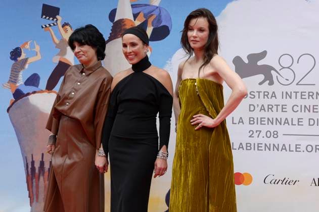 Teona Strugar Mitevska, Noomi Rapace und Sylvia Hoeks bei der Premiere des Kinofilms Mother auf der Biennale di Venezia 2025 82. Internationale Filmfestspiele von Venedig im Sala Darsena. Venedig, 27.08.2025 Foto:xA.xM.xTinghinox xFuturexImagex mother_5831