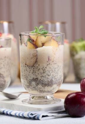 IMAGO Creative, Food, High Protein Frühstück A glass of chia seeds and yogurt, with pieces of plum A glass of chia seeds and yogurt, with pieces of plum, 63296324.jpg RECORD DATE NOT STATED