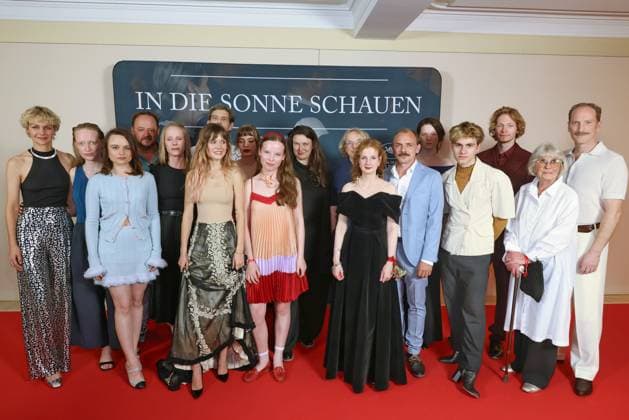 27 08 2025 , Luise Heyer, Lena Urzendowsky, Mascha Schilinski and the entire cast at the premiere of In die Sonne schauen, Delphi Filmpalast , Berlin, Berlin