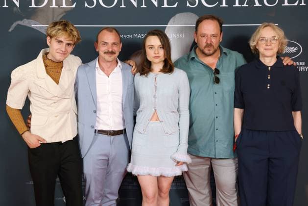 27 08 2025 , Florian Geisselmann, Konstantin Lindhorst, Lena Urzendowsky, Andreas Anke and Claudia Geisler Bading at the premiere of In die Sonne schauen, Delphi Filmpalast , Berlin, Berlin