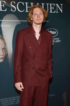 Filip Schnack at the premiere of the movie In die Sonne schauen Sound of Falling at Delphi Filmpalast Berlin, 27 08 2025 Foto:xA.xBuggex xFuturexImagex sonne_5826