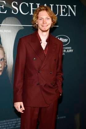 Filip Schnack at the premiere of the movie In die Sonne schauen Sound of Falling at Delphi Filmpalast Berlin, 27 08 2025 Foto:xA.xBuggex xFuturexImagex sonne_5827