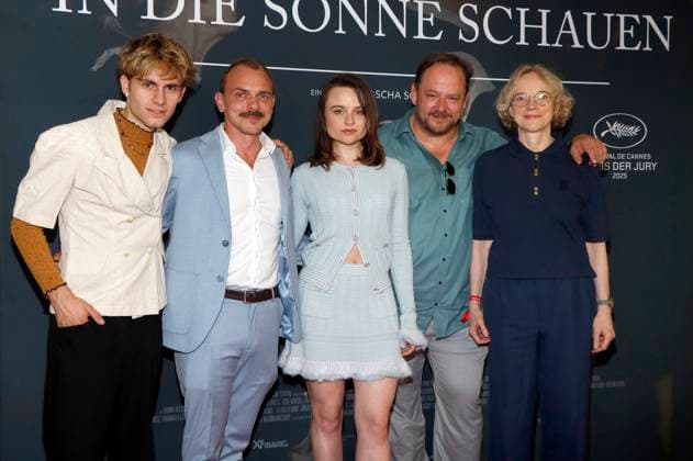 Florian Geisselmann, Konstantin Lindhorst, Lena Urzendowsky, Andreas Anke and Claudia Geisler Bading at the premiere of the movie In die Sonne schauen Sound of Falling at Delphi Filmpalast Berlin, 27 08 2025 Foto:xA.xBuggex xFuturexImagex sonne_5839