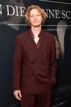 Filip Schnack at the premiere of the movie Looking into the Sun Sound of Falling at Delphi Filmpalast Berlin, 27 08 2025 Foto:xJ.xKnowlesx xFuturexImagex sonne_5882