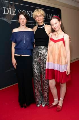 Ninel Geiger, Luise Heyer and Laeni Geiseler at the premiere of the movie In die Sonne schauen Sound of Falling at Delphi Filmpalast Berlin, 27 08 2025 Foto:xJ.xKnowlesx xFuturexImagex sonne_5900