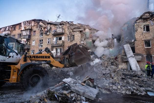 Overnight air strikes on Kyiv, Ukraine - 28 Aug 2025 Ukrainian emergency services are seen at the site of an overnight air strike on civilian apartment building. Kyiv Ukraine Copyright: xPatrykxJaraczx xSOPAxImagesx DSC00988