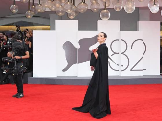 Venice, Italy: Venice, 82nd Venice International Film Festival 2025 - Evening 2. Red Carpet Film Bugonia. Pictured: Noomi Rapace Venice Italy  - ZUMAp169 20250828_zea_p169_933 Copyright: xSimonexComix