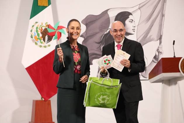 Mexico™s President Claudia Sheinbaum Holds Briefing Mexico™s President Claudia Sheinbaum Pardo and President of the Confederation of National Chambers of Commerce, Services, and Tourism, Octavio De la Torre De Steffano show items from the Very Mexican Friday discount program for shops, during a press conference at the National Palace. on August 28, 2025, in Mexico City, Mexico. (Photo by Luis Barron Eyepix Group) Copyright: xLuisxBarronx xEyepixxGroupx LB_28082025_166708