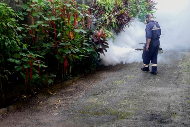 National Mosquito Control Campaign In Colombo COLOMBO, SRI LANKA JULY 3, 2025: A municipal worker sprays insecticide fog in a residential area of Colombo as part of Sri Lanka™s nationwide dengue prevention campaign. The Ministry of Health launched National Mosquito Control Week, from June 30 to July 5, in response to a sharp rise in dengue cases across the country. The initiative includes large-scale fumigation and public awareness drives aimed at curbing mosquito populations during the monsoon season. Colombo Western Province Sri Lanka Copyright: xAkilaxJayawardenax