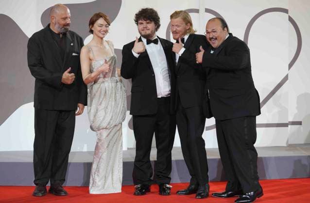 CELEBRITES : Festival international du film de Venise - Venice, Italy, 28th August, 2025. GUEST attending the Bugonia Premiere as part of the 82nd Venice International Film Festival at the Lido in Venice, Italy Venice, Italy, 28th August, 2025. YORGOS LANTHIMOS ,EMMA STONE , STRAVOS HALKIAS , AIDAN DELBIS , JESSE PLEMONS attending the Bugonia Premiere as part of the 82nd Venice International Film Festival at the Lido in Venice, Italy VENISEItaly Copyright: xLaurentxLairysx
