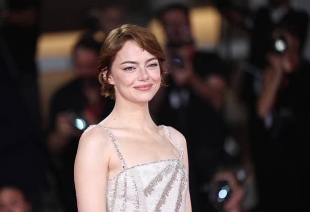 (250828) -- VENICE(ITALY), Aug. 28, 2025 -- Emma Stone poses for a photo at the red carpet before the premiere of the film Bugonia during the 82nd Venice Film Festival in Venice, Italy, on Aug. 28, 2025. ) ITALY-VENICE-FILM FESTIVAL-BUGONIA-PREMIERE LixJing 