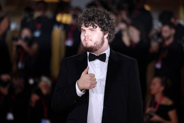 (250828) -- VENICE(ITALY), Aug. 28, 2025 -- Aidan Delbis poses for a photo at the red carpet before the premiere of the film Bugonia during the 82nd Venice Film Festival in Venice, Italy, on Aug. 28, 2025. ) ITALY-VENICE-FILM FESTIVAL-BUGONIA-PREMIERE LixJing 