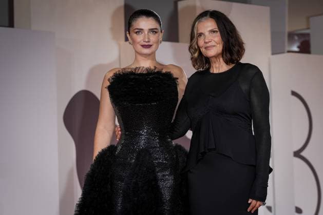 Jay Kelly red carpet during the 82nd Venice International Film Festival in Venice, Italy on 28 August 2025. Eve Hewson and Ali Hewson attend the Jay Kelly red carpet during the 82nd Venice International Film Festival in Venice, Italy on 28 August 2025., Credit:Stefano Costantino TTL Avalon Italy, Venice  Copyright: xStefanoxCostantinoxTTLx xAvalonx 1032160049