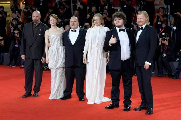 Yorgos Lanthimos, Emma Stone, Stavros Halkias, Alicia Silverstone, Aidan Delbis and Jesse Plemons at the premiere of the feature film Bugonia at the Biennale di Venezia 2025 82 Venice International Film Festival at the Palazzo del Cinema Venice, 28 08 2025 Foto:xA.xM.xTinghinox xFuturexImagex bugonia_5743