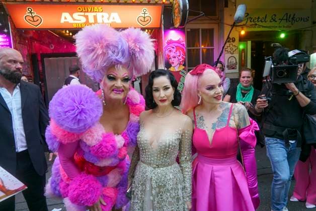 cntv Olivia Jones Belle la Donna Dita Von Teese US-amerikanische Tänzerin und Unternehmerin New Burlesque und Model zu Gast beim 1.German Burlesque Festival in Olivias The BUNNY BURLESQUE auf St. Pauli am 28.08.2025 in Hamburg Hamburg Deutschland *** cntv Olivia Jones Belle la Donna Dita Von Teese US American dancer and entrepreneur New Burlesque and model guest at the 1 German Burlesque Festival at Olivias The BUNNY BURLESQUE at St Pauli on 28 08 2025 in Hamburg Hamburg Germany
