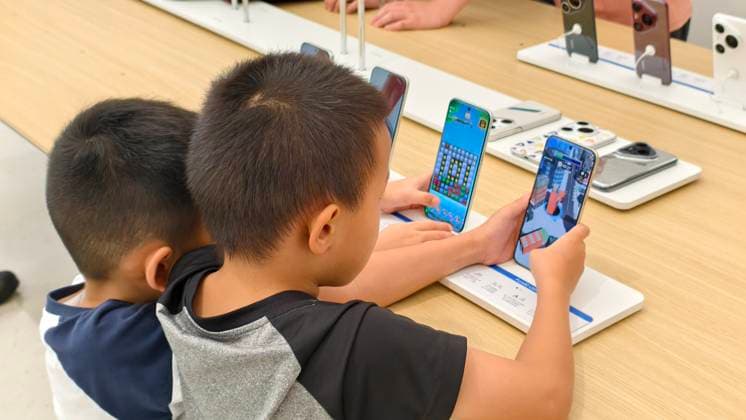Huawei s World s Largest Flagship Store SHANGHAI, CHINA - AUGUST 28, 2025 - Children in Huawei s world s largest flagship store experience new smartphones playing puzzle games in Shanghai, China on August 28, 2025. Shanghai Shanghai China  Copyright: xCFOTOx i1756475094922