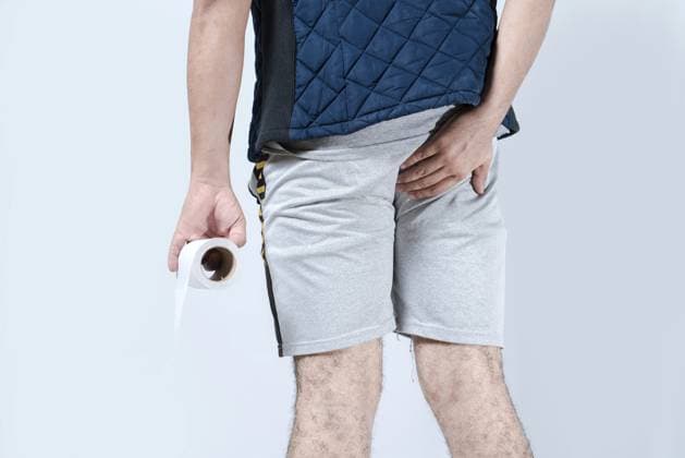 Mann mit Durchfall hält Toilettenpapier an seinen Anus Man with diarrhea holding toilet paper an his anus Copyright: imageBROKER YanlethxRivera ibxyri14532408.jpg ,model released, Symbolfoto ,property released