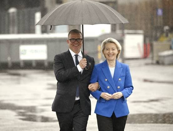 News Bilder des Tages Finland s Prime Minister Petteri Orpo (L) poses under an umbrella with visiting European Commission President Ursula von der Leyen during her brief visit in Helsinki, Finland, on August 29, 2025. Helsinki Finland  Copyright: xAnttixAimo-Koivistox LKFTJK20250829165352HRHR