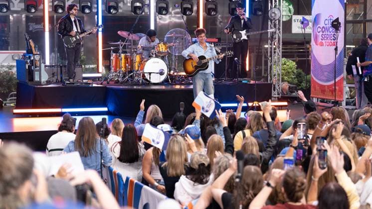 Role model performs live on today show at rockefeller plaza (new) role model performs live on today show at rockefeller plaza. August 29,2025, rockefeller plaza, new york, usa: singer-songwriter tucker pillsbury, known as role model, lit up rockefeller plaza this morning on the today show stage. The rising artist continues to build momentum following the release of his latest project kansas anymore and the viral success of his hit sally, when the wine runs out. credit: jorge estrellado thenews2 (Foto: Jorge Estrellado Thenews2 imago images) Role model performs live on today show at rockefeller plaza  Copyright: xjustjojox