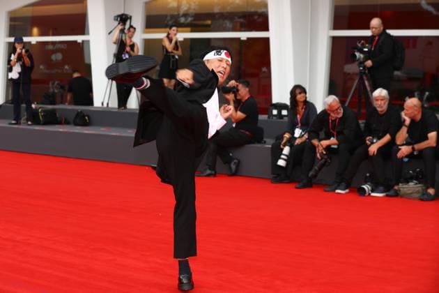August 29, 2025, Venice, Veneto, Italy: A guest practices Karate kicks on the red carpet for the A Pied d Oeuvre Premiere screening at the 82nd Venice Film Festival at the Venice Lido, Italy. Venice Italy - ZUMAc179 20250829_zep_c179_096 Copyright: xMickaelxChavetx