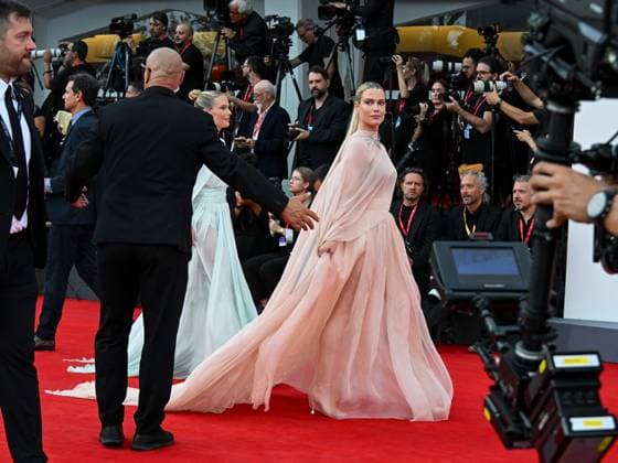 Venice, ITALY: Venice, 82nd Venice International Film Festival 2025 - evening 3 - red carpet of the film After The Hunt - Pictured: Lady Amelia and Eliza Spencer Venice ITALY  - ZUMAp169 20250829_zea_p169_808 Copyright: xManuelexMangiarottix
