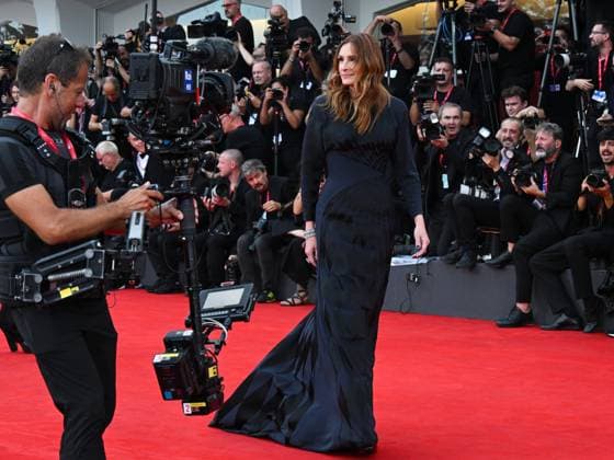 Venice, ITALY: Venice, 82nd Venice International Film Festival 2025 - Evening 3 - Red Carpet for the film After The Hunt - Pictured: Julia Roberts Venice ITALY  - ZUMAp169 20250829_zea_p169_947 Copyright: xManuelexMangiarottix