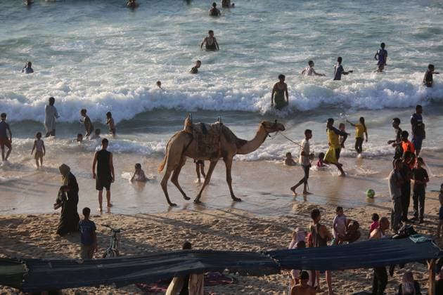 News Bilder des Tages Daily life in Gaza amid Israeli attacks DEIR AL-BALAH, GAZA - AUGUST 29: Palestinians living on the coast of the Nuseirat Refugee Camp seek moments of relief by swimming and spending time on the beach they try to carry on with their daily lives amid famine, deprivation and Israeli attacks in Deir al-Balah, Gaza on August 29, 2025. Palestinians in the Gaza Strip, deprived of the most basic necessities such as shelter, food and clean water due to the ongoing war and blockade, are struggling to survive. Hassan Jedi Anadolu Deir al-Balah Gaza. Editorial use only. Please get in touch for any other usage.  Copyright: x2025xAnadoluxHassanxJedix