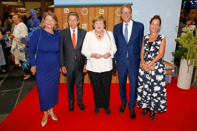 Entertainment Bilder des Tages Saisoneröffnung 2025 der Berliner Philharmoniker Berlin, 29.8.2025 Angela Merkel, Joachim Sauer, Intendantin Andrea Zietzschmann, Christian Sewing und Marlo Koehler bei der Ankunft zur Saisoneröffnung 2025 der Berliner Philharmoniker in Berlin Berlin *** Opening of the 2025 season of the Berliner Philharmoniker Berlin, 29 8 2025 Angela Merkel, Joachim Sauer, Artistic Director Andrea Zietzschmann, Christian Sewing and Marlo Koehler arriving at the opening of the 2025 season of the Berliner Philharmoniker in Berlin Berlin Copyright: xMatthiasxGränzdörferx
