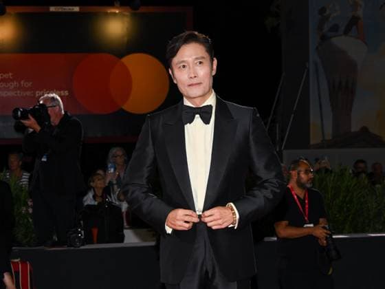Venice, 82nd Venice International Film Festival 2025 - Evening 3 - Red Carpet for the film Calle Malaga - Pictured: Lee Byung-hun  Copyright: xAlbertoxTerenghix xipa-agency.netx xPoolxPhotoxEventsx06x IPA_Agency_IPA63590471