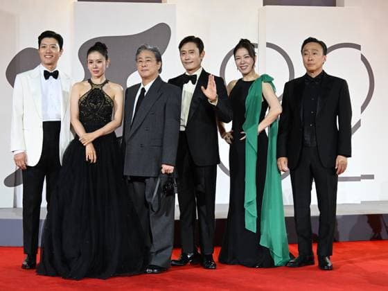 Venice, 82nd Venice International Film Festival 2025 - evening 3 - The Red Carpet of the Film Eojjeol Suga Eopda (No Other Choice) . Pictured Lee Sung-min, Yeom Hye-ra, Lee Byung-hun, Son Ye-jin, Park Hee-soon and Park Chan-wook  Copyright: xManuelexMangiarottix xipa-agency.netx xPoolxPhotoxEventsx06x IPA_Agency_IPA63590836