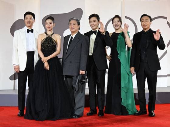 Venice, 82nd Venice International Film Festival 2025 - evening 3 - The Red Carpet of the Film Eojjeol Suga Eopda (No Other Choice) . Pictured Lee Sung-min, Yeom Hye-ra, Lee Byung-hun, Son Ye-jin, Park Hee-soon and Park Chan-wook  Copyright: xManuelexMangiarottix xipa-agency.netx xPoolxPhotoxEventsx06x IPA_Agency_IPA63590839