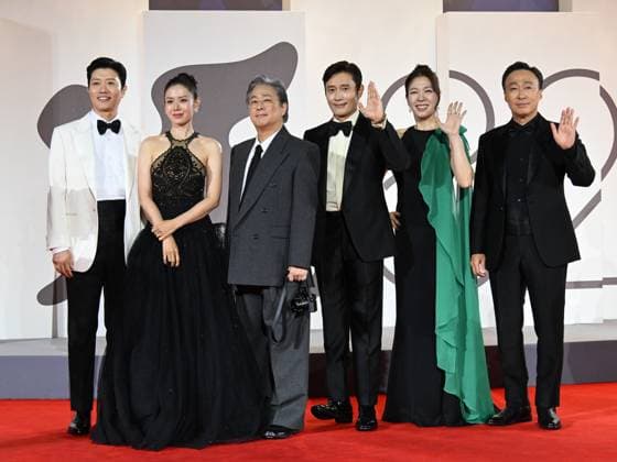 Venice, 82nd Venice International Film Festival 2025 - evening 3 - The Red Carpet of the Film Eojjeol Suga Eopda (No Other Choice) . Pictured Lee Sung-min, Yeom Hye-ra, Lee Byung-hun, Son Ye-jin, Park Hee-soon and Park Chan-wook  Copyright: xManuelexMangiarottix xipa-agency.netx xPoolxPhotoxEventsx06x IPA_Agency_IPA63590843