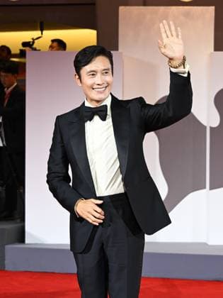 Venice, Italy: Venice, 82nd Venice International Film Festival 2025 - Evening 3 - The Red Carpet for the Film Eojjeol Suga Eopda (No Other Choice). Pictured: Lee Byung-hun Venice Italy  - ZUMAp169 20250829_zea_p169_1575 Copyright: xManuelexMangiarottix