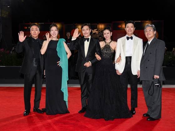 Venice, ITALY: Venice, 82nd Venice International Film Festival 2025 - evening 3 - red carpet of the film Calle Malaga - In the photo: Lee Sung-min, Yeom Hye-ra, Lee Byung-hun, Son Ye-jin, Park Hee-soon and Park Chan- Venice ITALY  - ZUMAp169 20250829_zea_p169_1607 Copyright: xAlbertoxTerenghix