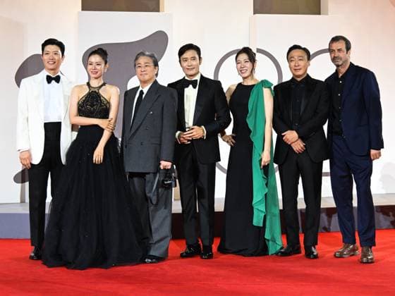 Venice, Italy: Venice, 82nd Venice International Film Festival 2025 - evening 3 - The Red Carpet of the Film Eojjeol Suga Eopda (No Other Choice) . Pictured Lee Sung-min, Yeom Hye-ra, Lee Byung-hun, Son Ye-jin, Park Hee-soon and Park Chan-wook Venice Italy  - ZUMAp169 20250829_zea_p169_1609 Copyright: xManuelexMangiarottix