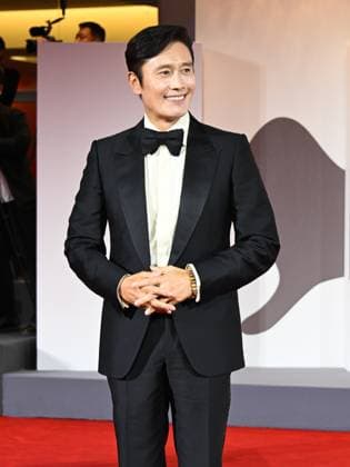 Venice, Italy: Venice, 82nd Venice International Film Festival 2025 - Evening 3 - The Red Carpet for the Film Eojjeol Suga Eopda (No Other Choice). Pictured: Lee Byung-hun Venice Italy  - ZUMAp169 20250829_zea_p169_1610 Copyright: xManuelexMangiarottix