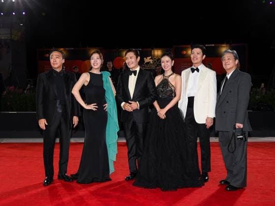 Venice, ITALY: Venice, 82nd Venice International Film Festival 2025 - evening 3 - red carpet of the film Calle Malaga - In the photo: Lee Sung-min, Yeom Hye-ra, Lee Byung-hun, Son Ye-jin, Park Hee-soon and Park Chan- Venice ITALY  - ZUMAp169 20250829_zea_p169_1613 Copyright: xAlbertoxTerenghix
