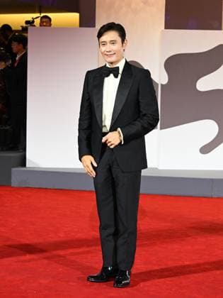 Venice, Italy: Venice, 82nd Venice International Film Festival 2025 - Evening 3 - The Red Carpet for the Film Eojjeol Suga Eopda (No Other Choice). Pictured: Lee Byung-hun Venice Italy  - ZUMAp169 20250829_zea_p169_1580 Copyright: xManuelexMangiarottix