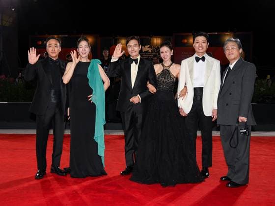 Venice, ITALY: Venice, 82nd Venice International Film Festival 2025 - evening 3 - red carpet of the film Calle Malaga - In the photo: Lee Sung-min, Yeom Hye-ra, Lee Byung-hun, Son Ye-jin, Park Hee-soon and Park Chan- Venice ITALY  - ZUMAp169 20250829_zea_p169_1586 Copyright: xAlbertoxTerenghix