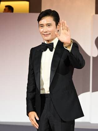 Venice, Italy: Venice, 82nd Venice International Film Festival 2025 - Evening 3 - The Red Carpet for the Film Eojjeol Suga Eopda (No Other Choice). Pictured: Lee Byung-hun Venice Italy  - ZUMAp169 20250829_zea_p169_1598 Copyright: xManuelexMangiarottix