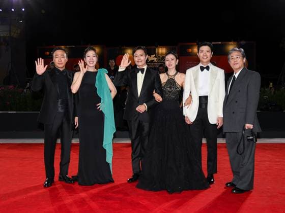 Venice, ITALY: Venice, 82nd Venice International Film Festival 2025 - evening 3 - red carpet of the film Calle Malaga - In the photo: Lee Sung-min, Yeom Hye-ra, Lee Byung-hun, Son Ye-jin, Park Hee-soon and Park Chan- Venice ITALY  - ZUMAp169 20250829_zea_p169_1620 Copyright: xAlbertoxTerenghix