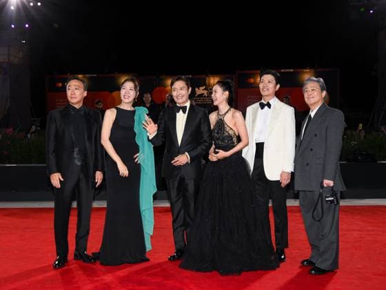 Venice, ITALY: Venice, 82nd Venice International Film Festival 2025 - evening 3 - red carpet of the film Calle Malaga - In the photo: Lee Sung-min, Yeom Hye-ra, Lee Byung-hun, Son Ye-jin, Park Hee-soon and Park Chan- Venice ITALY  - ZUMAp169 20250829_zea_p169_1621 Copyright: xAlbertoxTerenghix